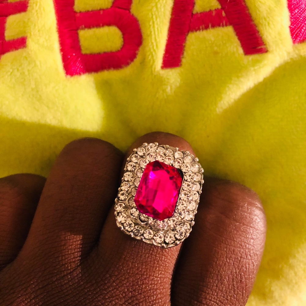 Women’s fashion ring